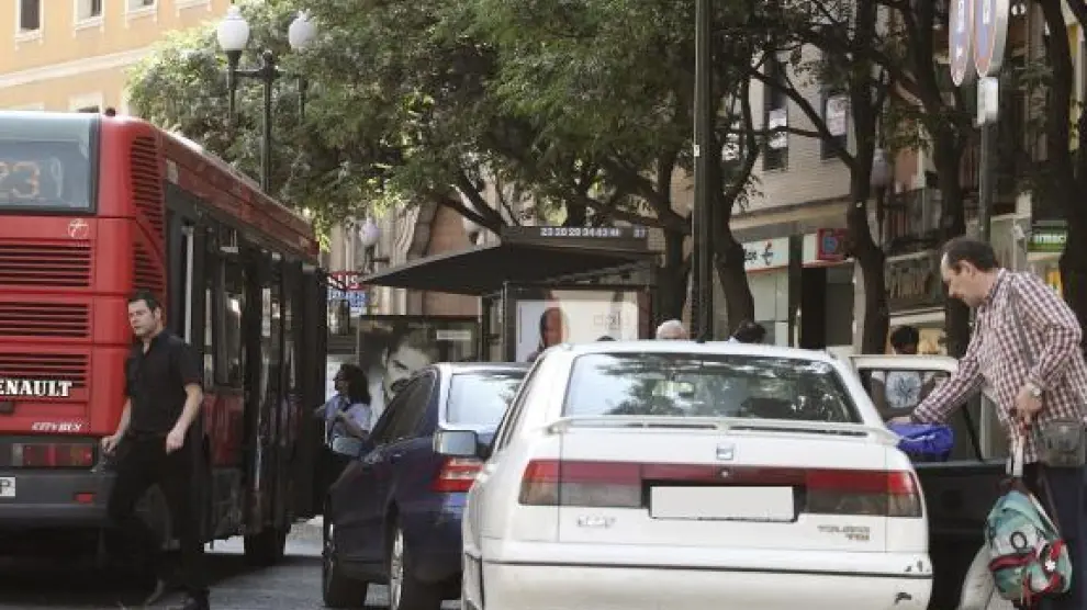 Dos turismos, aparcados ayer en una parada de autobús de la avenida de César Augusto.