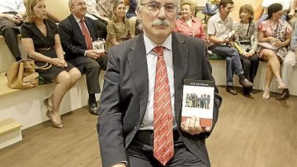 José Luis Mateos con su nuevo libro 'Nosotr@s'.