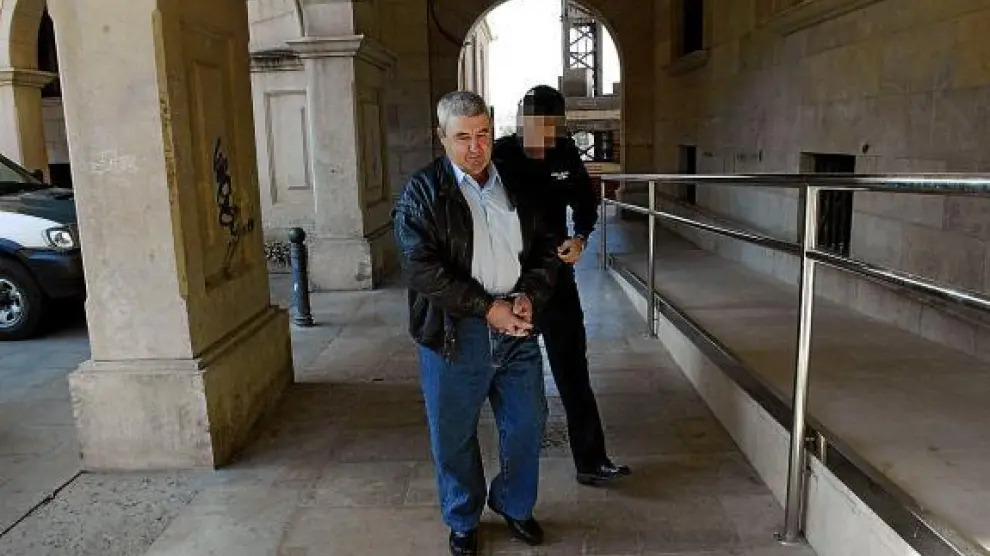 El imputado, Domingo Tregón, de 51 años, ayer al llegar al Palacio de Justicia de Teruel.
