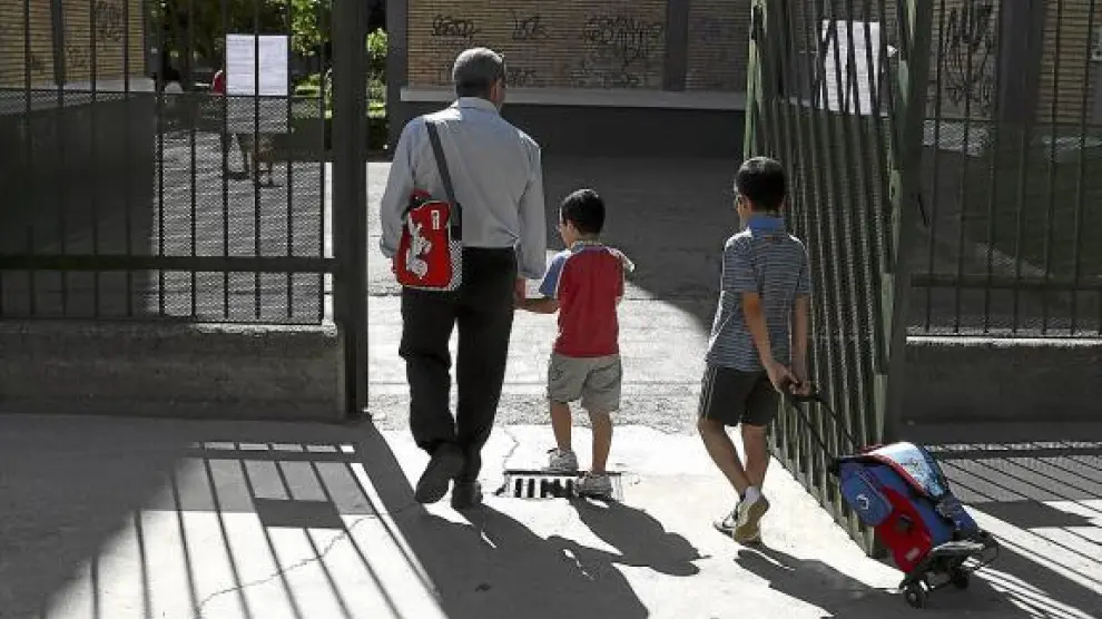 Un padre recogía ayer a sus hijos a la salida de clase en el colegio Eugenio López, en el Arrabal.