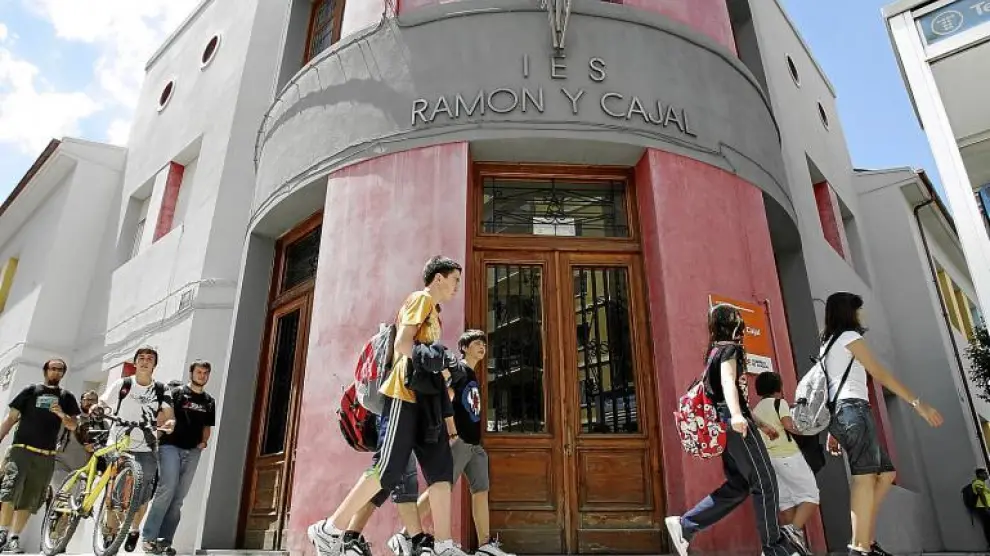 Salida de clase ayer al mediodía de los alumnos del IES Ramón y Cajal, centro que no aplicará el programa 'Escuela 2.0'.