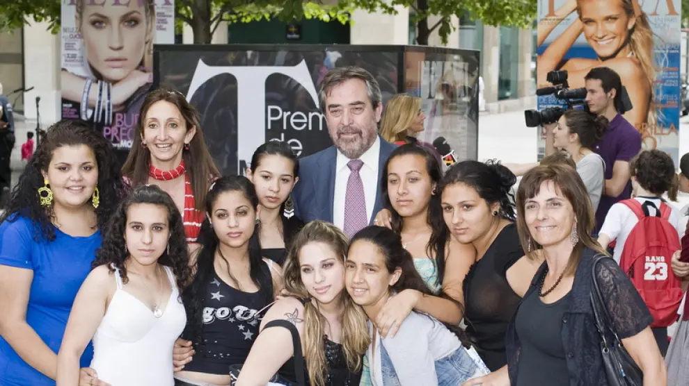 Un grupo de zaragozanas se fotografió hoy con Belloch, en la exposición de premios de la moda Telva