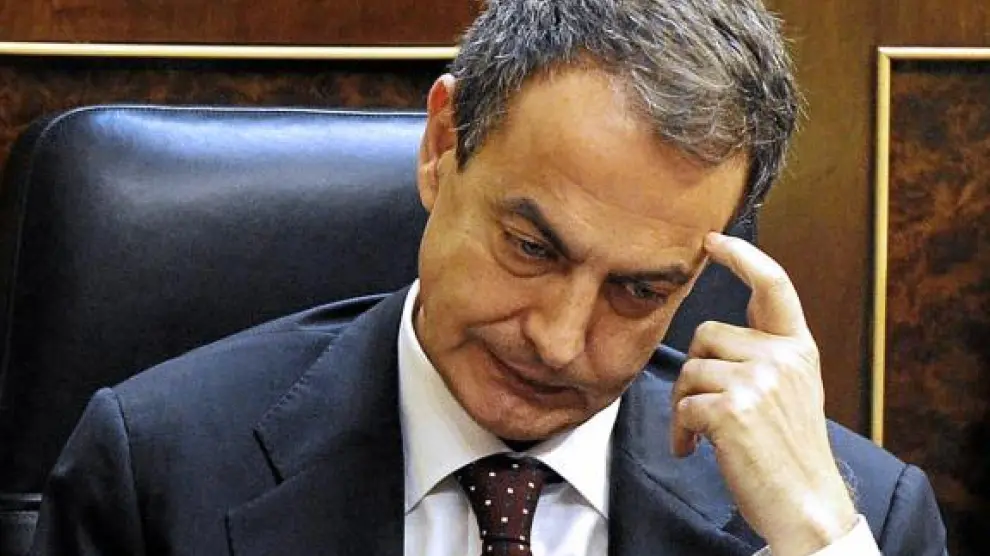Rodríguez Zapatero, con gesto pensativo, en un momento del pleno de ayer.