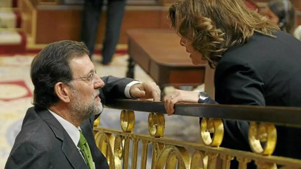 Mariano Rajoy conversa con la portavoz del PP en el Congreso, Soraya Sáenz de Santamaría.