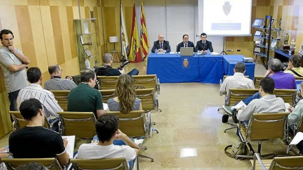 Exposición del plan del Consejo de Administración ante los periodistas convocados en la sede del club.