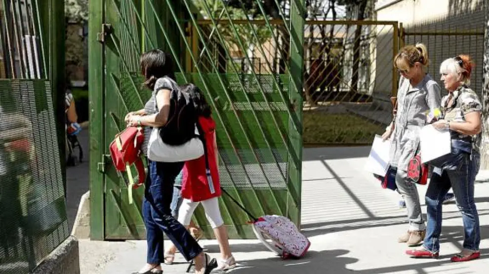 Unas madres con sus hijos, el miércoles a la salida de la escuela Eugenio López y López.