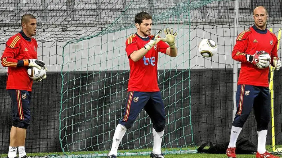 Iker Casillas, Pepe Reina y Víctor Valdés, en el entrenamiento de ayer de la selección en Innsbruck.