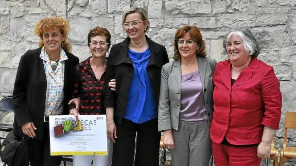 Eva Almunia, en el centro, junto a la consejera Broto y las premiadas en el concurso de bibliotecas escolares.