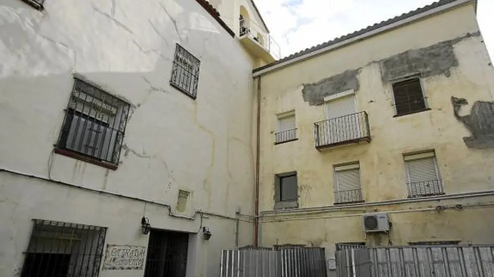 Dos chapas metálicas encajonan la entrada a la vivienda de Dolores Labián, anexa al convento.