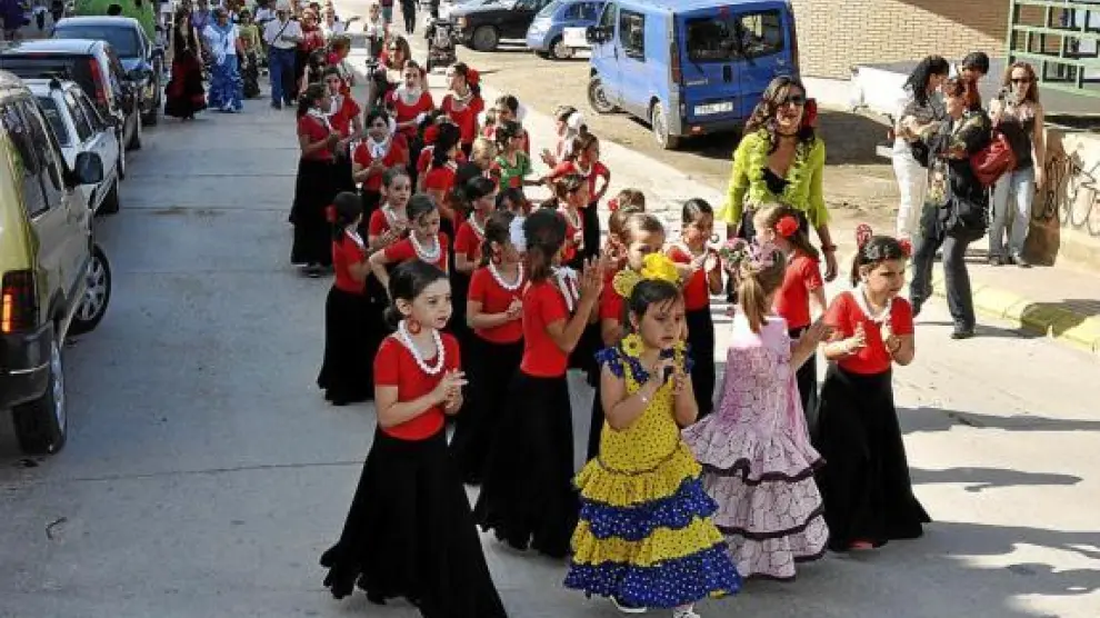 Pequeñas participantes en el desfile que inició ayer la romería rociera a Cardiel en Fraga.