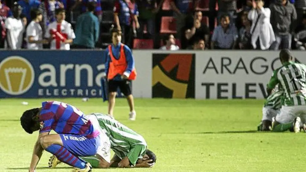 La desolación azulgrana contrastó con la alegría verdiblanca tras el gol de Juanma.