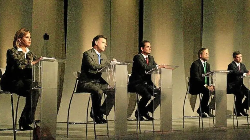 Los candidatos Noemí Sanín, Juan Manuel Santos, Germán Vargas, Antanas Mockus y Gustavo Petro, en un debate televisivo, el viernes.