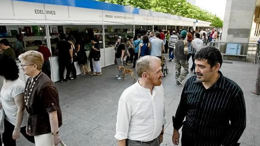 Lorenzo Mediano (a la izquierda) y León Arsenal compartieron charla en la Feria del Libro.