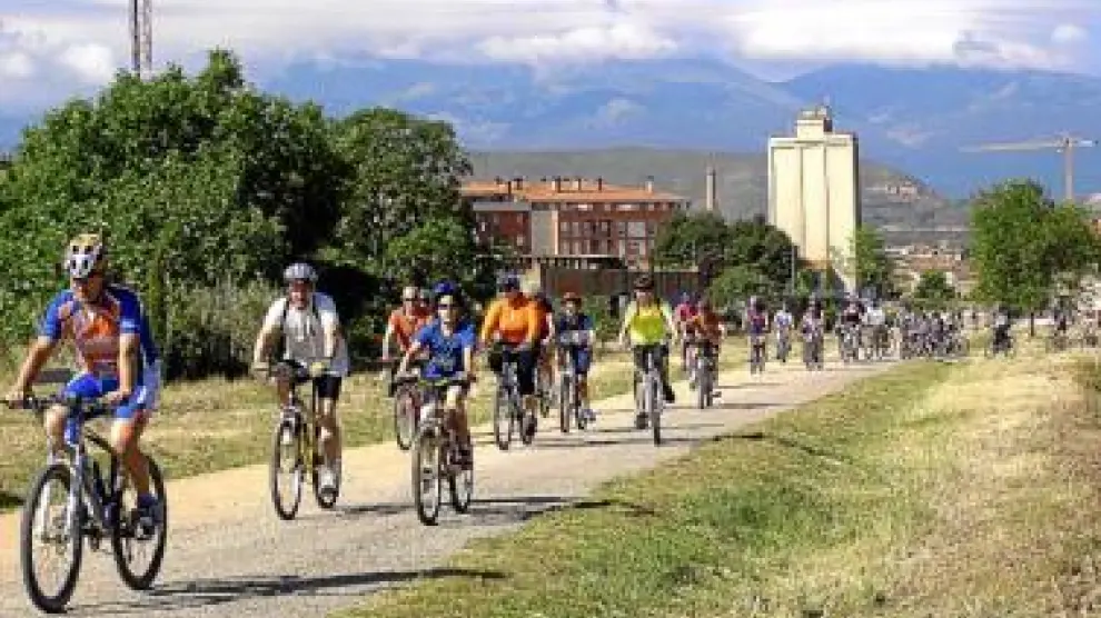 Los ciclistas conmemoraron el día de las vías verdes.