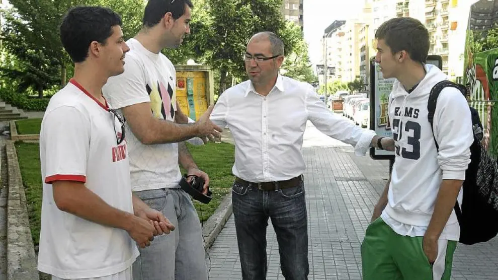 El presidente, José Manuel Rincón, se acercó ayer a despedir a la plantilla peñista antes de que iniciaran el viaje hacia Andalucía.