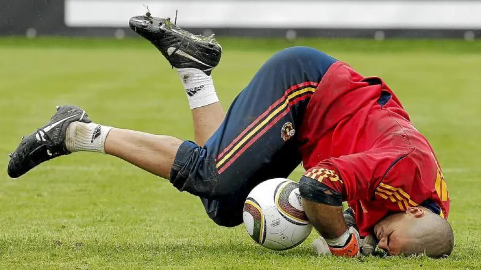 Víctor Valdés en un momento del intenso entrenamiento al que fue sometida ayer la selección.