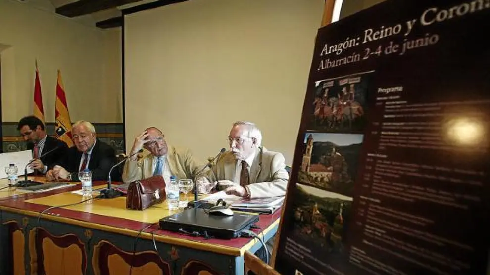 El catedrático Guillermo Fatás, a la derecha, en el momento de pronunciar la lección inaugural.