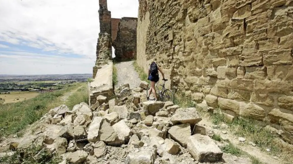 Un ciclista sorteó ayer los bloques de piedra que se desprendieron para entrar al castillo.