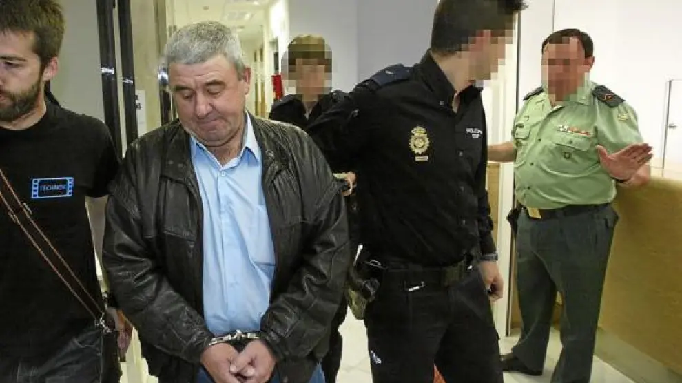 El procesado, Domingo Tregón, abandona la Audiencia tras el juicio el pasado 26 de mayo.