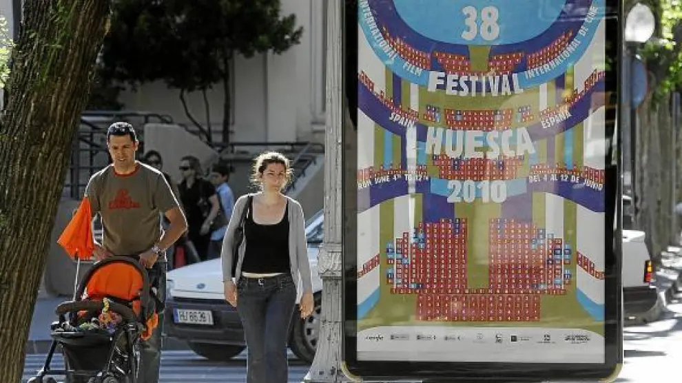 Las calles oscenses ya están listas para inaugurar el 38º Festival de Cine de Huesca.