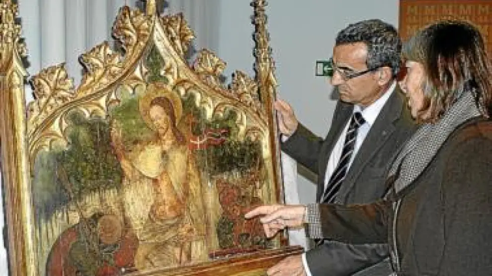 El presidente de la Diputación y la directora del Museo, con la tabla.