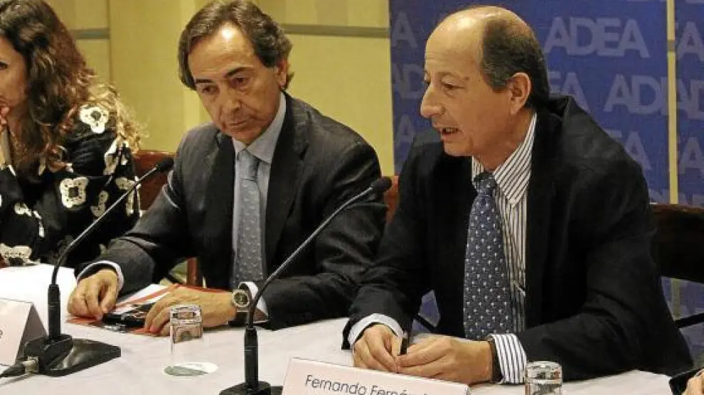 Salvador Arenere, presidente de ADEA, junto al economista Fernando Fernández Méndez de Andés, ayer.