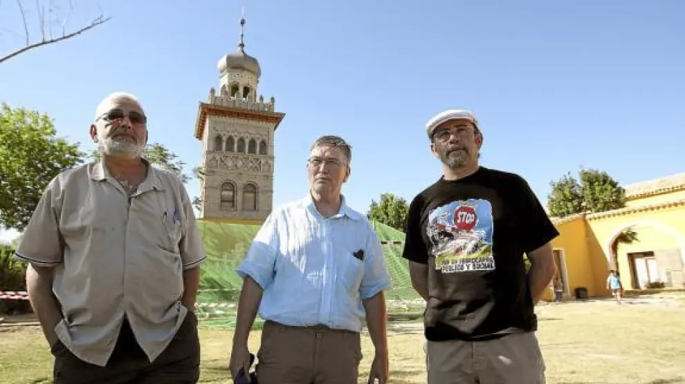 De izda. a dcha., Juan R. Mora, Ramón Royo y Raúl Cortina, desde la Torre Virreina, en Movera.