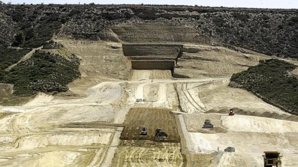 Trabajos de excavación en el embalse de Las Fitas. En el centro, lugar donde se levantará la presa, de 756 m. de longitud y 40 de alto.