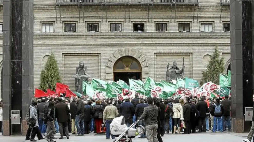 Concentración de funcionarios frente al Ayuntamiento de Zaragoza, a principios de esta semana.