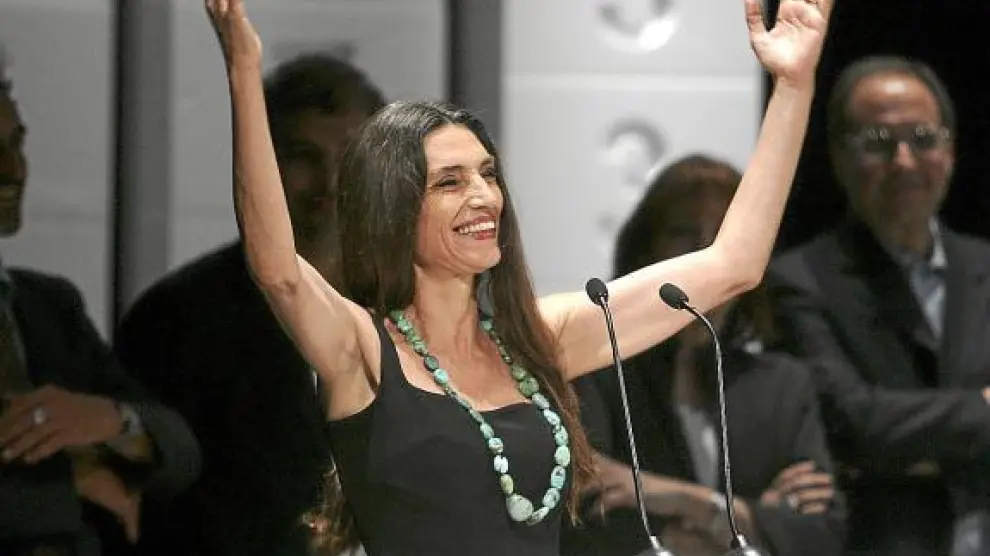 Ángela Molina saluda al público tras recibir el premio en el Festival de Cine.