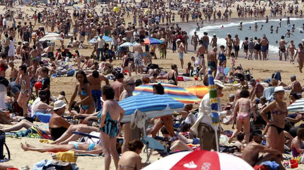 Cientos de personas abarrotan la playa de La Concha en San Sebastián