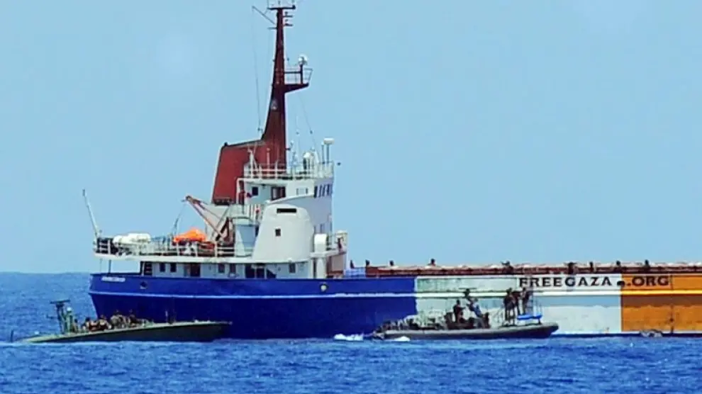 Momento en que tropas israelíes abordan el barco
