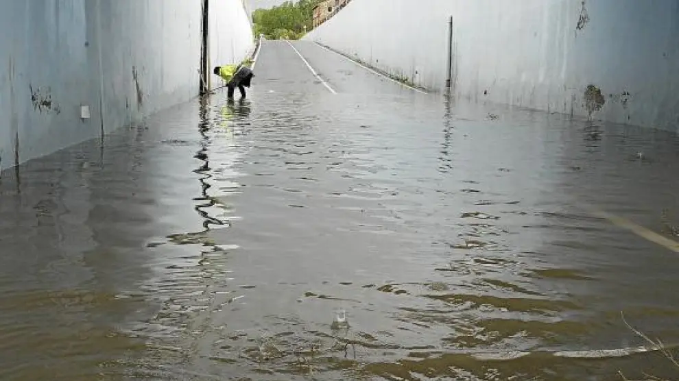 El paso de la avenida de Zaragoza bajo la línea ferroviaria permaneció cerrado dos horas por inundación.