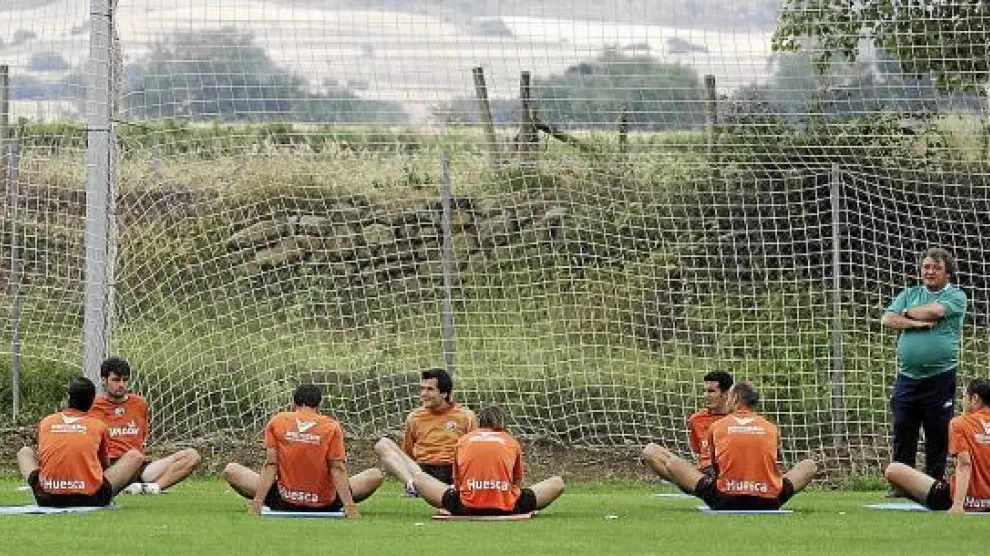 Los jugadores titulares ante el Villarreal B, ayer durante el entrenamiento en el Instituto Montearagón. Con ellos, Agustín Lasaosa y Jesús Paredes.