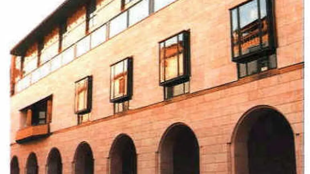 La Diputación oscense se encuentra en los Porches de Galicia.