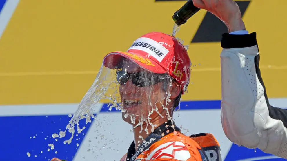 Pedrosa recibe en el podio una ducha de champán