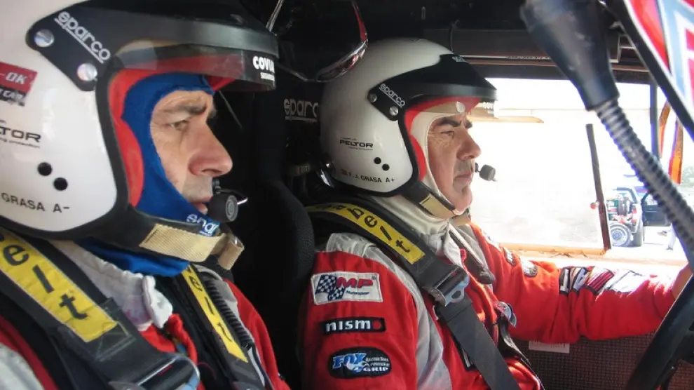 Los hermanos Grasa, Miguel (en primer plano) y Javier, preparados para iniciar la primera etapa del Rally Estoril-Portimao-Marrakech