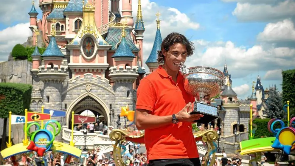 Rafa Nadal posa con el trofeo de Roland Garros en Disneyland.