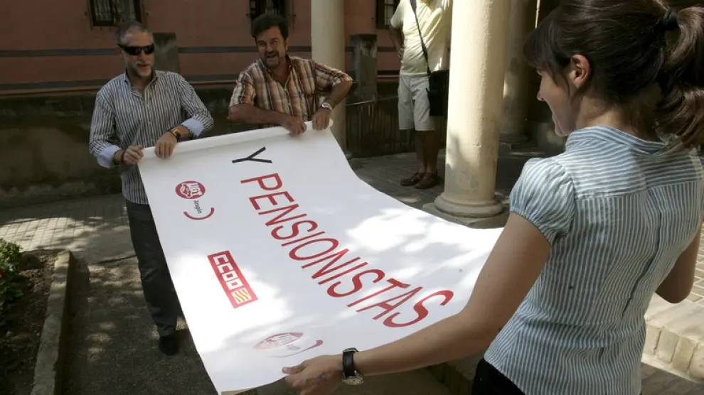 Fernando Gallego (UGT) y José Gabarre (CC.OO.) muestran la pancarta.