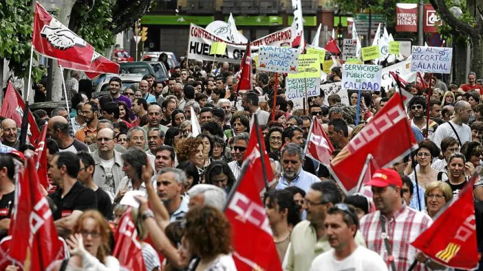 Cientos de personas participaron ayer tarde en Huesca en la manifestación contra los recortes salariales a los funcionarios.