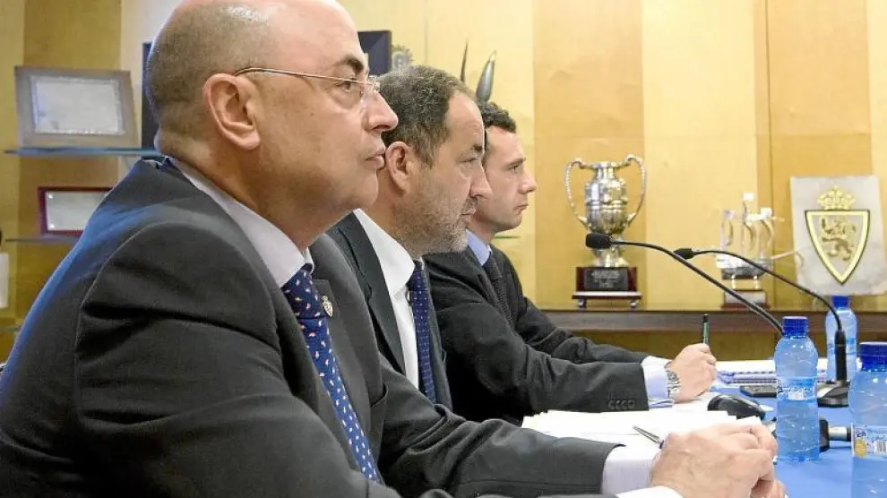 El Consejo de Administración del Real Zaragoza, Paco Checa, Agapito Iglesias y Javier Porquera, en la presentación del plan de viabilidad.