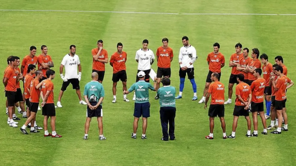El técnico, Antonio Calderón, reunió al grupo para charlar al comienzo del entrenamiento celebrado ayer en el campo de El Alcoraz.