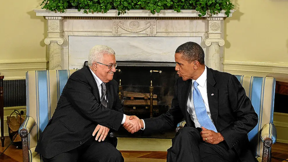 El presidente palestino, Abás, saluda a Obama