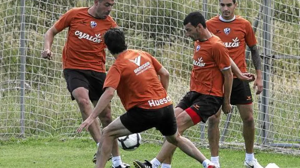 Los jugadores del Huesca, en un partidillo.