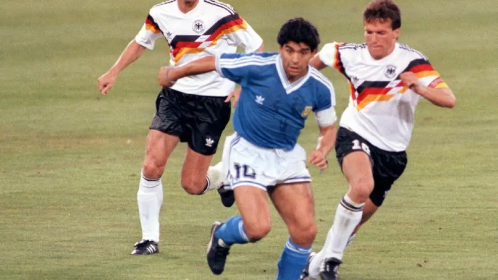 Völler (izquierda) persigue a Maradona.