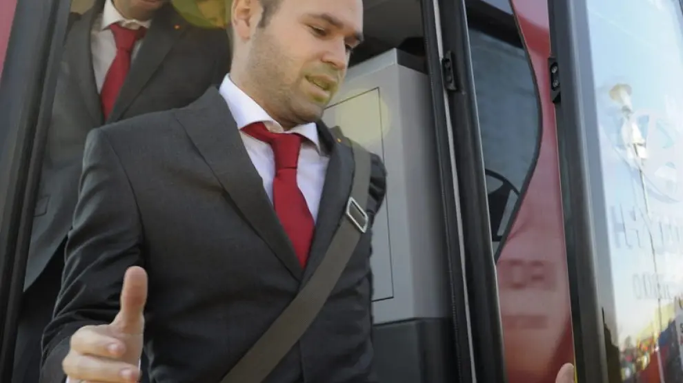 Andrés Iniesta baja del autobús de la selección