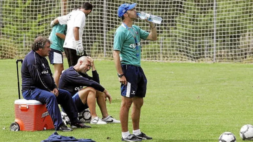 El técnico Antonio Calderón se refresca durante un receso del entrenamiento de ayer en el Instituto Montearagón.