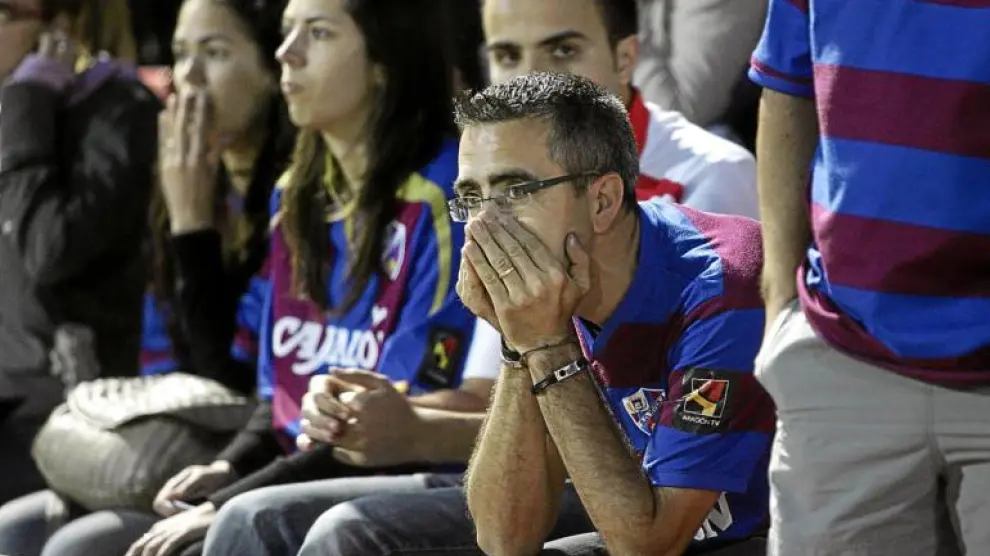 Un aficionado del Huesca, con gesto de preocupación durante el partido de hace dos semanas ante el Betis.