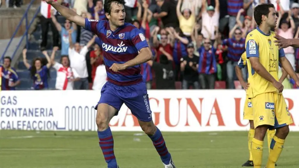 El azulgrana Juanjo Camacho, nada más celebrar el gol de la victoria ante el Cádiz, en el partido de ayer.