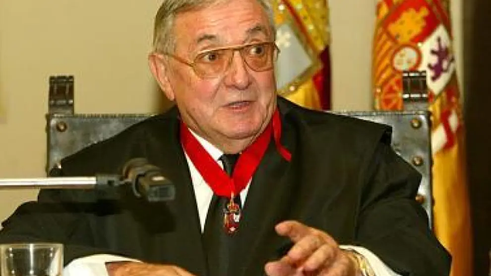 Ruiz Galbe, el día que recibió la medalla de la Abogacía, en 2002.